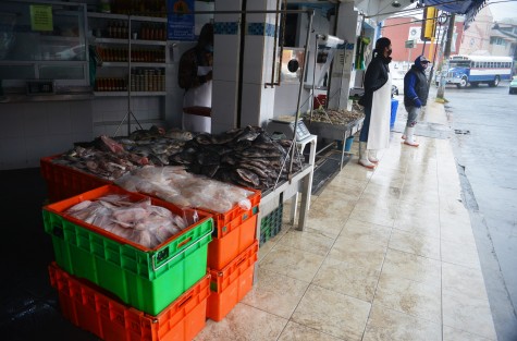 Los negocios de pescados y mariscos del mercado La Rotondan lucen desolados este primer viernes de Cuaresma; los vendedores esperan que el clima también haya influido y para los próximos días todo mejore.