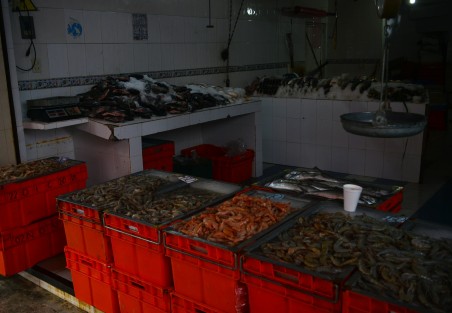 Los negocios de pescados y mariscos del mercado La Rotondan lucen desolados este primer viernes de Cuaresma; los vendedores esperan que el clima también haya influido y para los próximos días todo mejore.