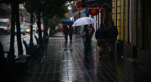 Ante el descenso de temperaturas que se registra en Xalapa por el Frente Frío 36, autoridades de Protección Civil, lanzaron un llamado a la población a tomar precauciones para evitar daños a su salud o enfermedades respiratorias.