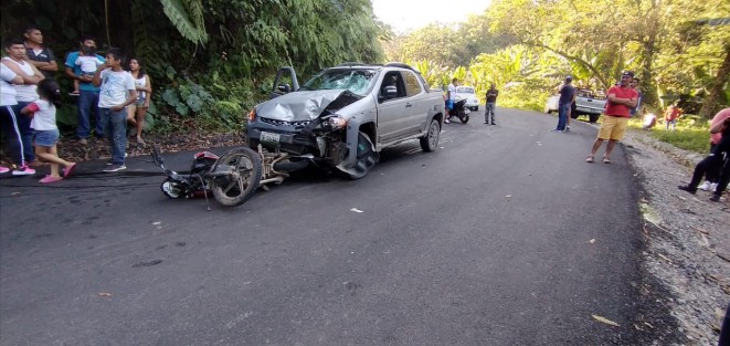 La tarde de este domingo se suscitó un fuerte accidente vehicular sobre el camino que conduce de Pilares a Cuazapotitan, esto cerca de la salida de Piedra Fría, donde el responsable escapó del lugar para evitar su responsabilidad siendo ampliamente conocido, ya que se trata del pre candidato  del partido Movimiento Ciudadano a la presidencia municipal por el municipio de Atzalan, Neymar Peña Castelán.  