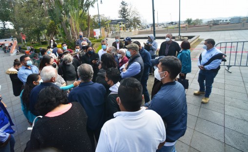 Integrantes de la organización Xalapa Antiguo convocaron en redes sociales a reunirse para pedir explicaciones sobre la estructura metálica que se construyó sobre el Ágora de la Ciudad; al llamado acudieron Colegio de Arquitectos y asociaciones civiles quienes se inconformaron con la que resultó ser una pérgola.   