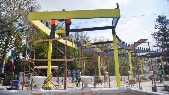 Integrantes de la organización Xalapa Antiguo convocaron en redes sociales a reunirse para pedir explicaciones sobre la estructura metálica que se construyó sobre el Ágora de la Ciudad; al llamado acudieron Colegio de Arquitectos y asociaciones civiles quienes se inconformaron con la que resultó ser una pérgola.   