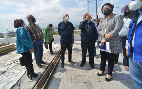 Integrantes de la organización Xalapa Antiguo convocaron en redes sociales a reunirse para pedir explicaciones sobre la estructura metálica que se construyó sobre el Ágora de la Ciudad; al llamado acudieron Colegio de Arquitectos y asociaciones civiles quienes se inconformaron con la que resultó ser una pérgola.   
