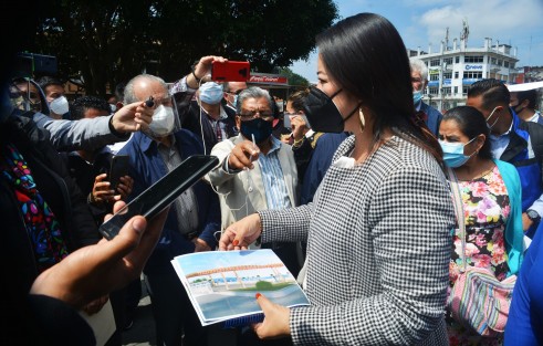  La directora de Obras Públicas, Sulekey Hernández, atendió los reclamos y dieron un recorrido por la obra la cual prentende parar filtraciones, así como evitar que los skates golpean  con sus patinetas el techo de el Ágora.  
