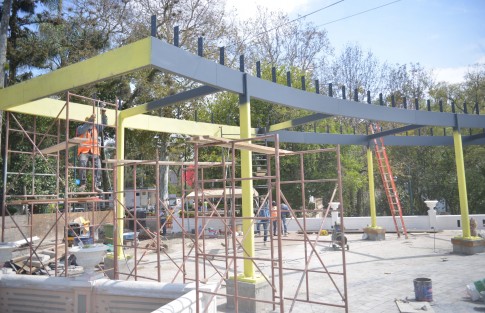  La directora de Obras Públicas, Sulekey Hernández, atendió los reclamos y dieron un recorrido por la obra la cual prentende parar filtraciones, así como evitar que los skates golpean  con sus patinetas el techo de el Ágora.  