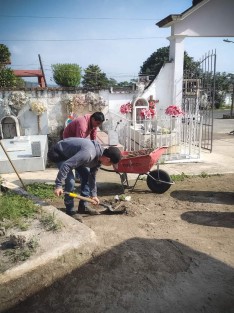 El H. Ayuntamiento de Teocelo que preside el alcalde Mario Antonio Chama Díaz, a través del personal de Servicios Generales inicia trabajos en el Panteón Municipal; poda de césped, limpieza y asignación de depósitos de residuos sólidos en áreas comunes, son parte de las acciones realizadas. 