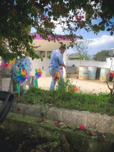 El Ayto. de Teocelo invita a la ciudadanía a conservar en buen estado las tumbas de familiares, evitar se acumule agua en los floreros para prevenir la proliferación de mosquito transmisor del dengue y depositar la basura en las áreas indicadas; se invita también a identificar las tumbas de familiares o personas conocidas para el correcto registro y delimitación de las áreas.
