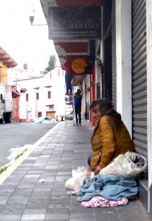 Un hombre es situación de calle sobrevive en las céntricas calles de Xalapa. 