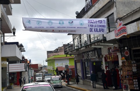 Esta lona fue colocada sobre la calle de Juárez para supuestamente anunciarle a los automovilistas  las mediadas que se deben tomar en esta pandemia, lo inusual es que la colocaron al revés  y violando los reglamentos de urbanidad.