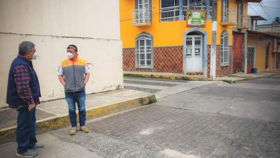 El alcalde de Teocelo, Mario Antonio Chama Díaz, recorrió la calle Benito Juárez de la Cabecera Municipal acompañado del Director de Protección Civil Teocelo Sergio Sánchez Calte así como las direcciones de Obras Públicas a cargo del Ing. Alberto Lucas Marín y de Agua Potable que dirige  Erick Hernández Morales, para supervisar el estado de dicha calle y valorar las acciones que permitan dar solución al reblandecimiento de tierra y posibles socavones.