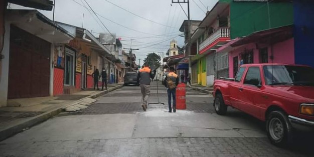 El alcalde de Teocelo, Mario Antonio Chama Díaz, recorrió la calle Benito Juárez de la Cabecera Municipal acompañado del Director de Protección Civil Teocelo Sergio Sánchez Calte así como las direcciones de Obras Públicas a cargo del Ing. Alberto Lucas Marín y de Agua Potable que dirige  Erick Hernández Morales, para supervisar el estado de dicha calle y valorar las acciones que permitan dar solución al reblandecimiento de tierra y posibles socavones.