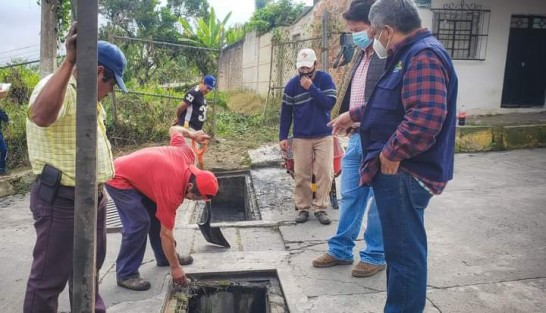 De igual forma se supervisaron los trabajos de limpieza en alcantarillas de la misma calle; acción que se estará replicando por personal de Obras Públicas y Parques y Jardines en diferentes calles de la cabecera Municipal.