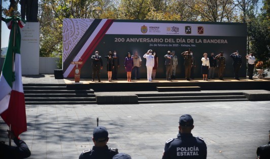 El gobernador Cuitláhuac García, en compañía de autoridades militares y de Marina, encabezó el 200 Aniversario del Día de la Bandera, en el parque Juárez de la ciudad de Xalapa.  