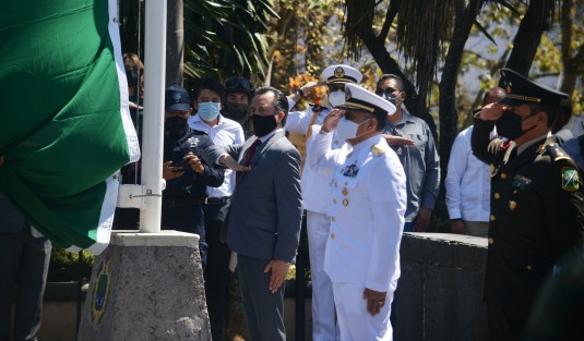 El gobernador Cuitláhuac García, en compañía de autoridades militares y de Marina, encabezó el 200 Aniversario del Día de la Bandera, en el parque Juárez de la ciudad de Xalapa.  