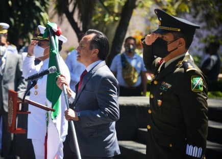 El gobernador Cuitláhuac García, en compañía de autoridades militares y de Marina, encabezó el 200 Aniversario del Día de la Bandera, en el parque Juárez de la ciudad de Xalapa.  