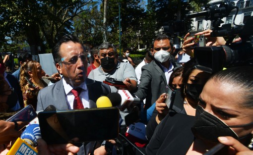 El mandatario estatal atendió a maestros que se manifestaron durante el evento del Día de la Bandera.