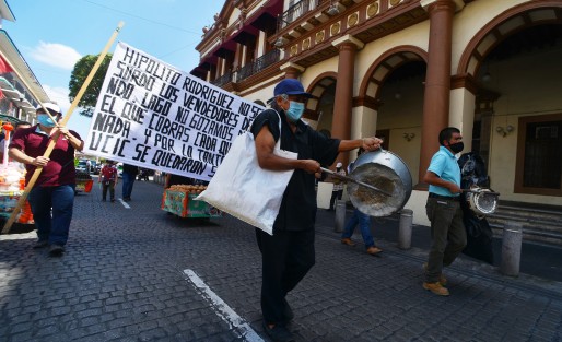 Comerciantes ambulantes marcharon por varias calles del centro de Xalapa  en protesta por hostigamiento por parte de autoridades de comercio municipal empeñados  en la prohibición del comercio informal en el centro histórico.