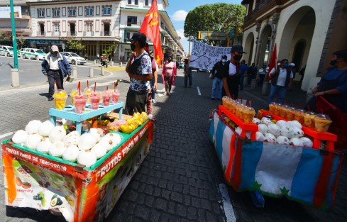 Comerciantes ambulantes marcharon por varias calles del centro de Xalapa  en protesta por hostigamiento por parte de autoridades de comercio municipal empeñados  en la prohibición del comercio informal en el centro histórico.
