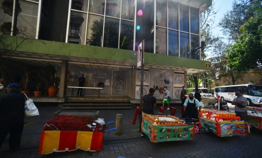 Comerciantes ambulantes marcharon por varias calles del centro de Xalapa  en protesta por hostigamiento por parte de autoridades de comercio municipal empeñados  en la prohibición del comercio informal en el centro histórico.
