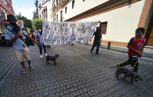 Comerciantes ambulantes marcharon por varias calles del centro de Xalapa  en protesta por hostigamiento por parte de autoridades de comercio municipal empeñados  en la prohibición del comercio informal en el centro histórico.