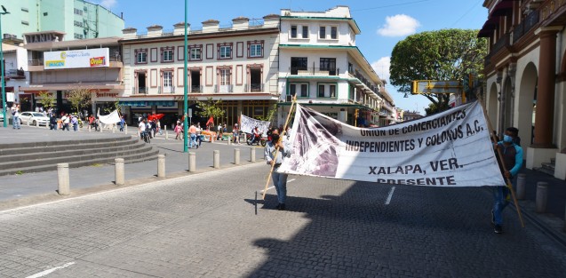 Comerciantes ambulantes marcharon por varias calles del centro de Xalapa  en protesta por hostigamiento por parte de autoridades de comercio municipal empeñados  en la prohibición del comercio informal en el centro histórico.