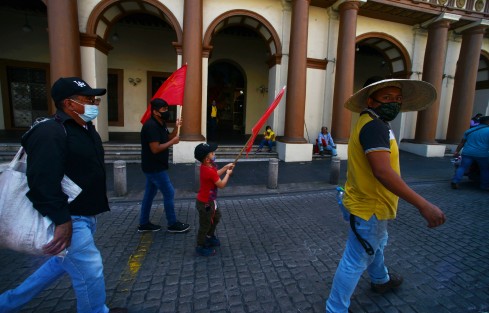 Comerciantes ambulantes marcharon por varias calles del centro de Xalapa  en protesta por hostigamiento por parte de autoridades de comercio municipal empeñados  en la prohibición del comercio informal en el centro histórico.
