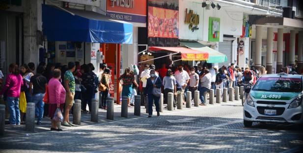 Como cada vez que se les entrega apoyo a los beneficiarios de programas federales, cientos de jóvenes, abuelos  y hasta niños se dan cita en el banco del Bienestar ubicado en el pasaje Tanos, sin sana distancia o medidas sanitarias. 