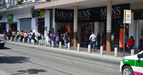 Como cada vez que se les entrega apoyo a los beneficiarios de programas federales, cientos de jóvenes, abuelos  y hasta niños se dan cita en el banco del Bienestar ubicado en el pasaje Tanos, sin sana distancia o medidas sanitarias. 