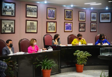 En cuanto a las sanciones, se prevé que la persona física o moral que incumpla con las medidas sanitarias previstas en esta Ley, le serán aplicadas: amonestación con apercibimiento; trabajo comunitario; bajo su responsabilidad, entrega de material médico, y multa. 
