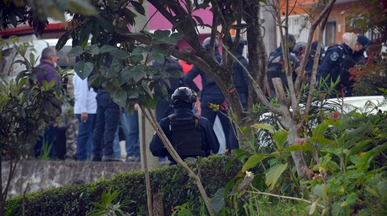 Un megaoperativo causó gran expectativa ,entre los vecinos de la calle andador Acueducto de la colonia Lomas San Roque luego de que elementos de la policía Ministerial y SSP aseguraran un domicilio de esta calle. Hasta el momento  no hay versiones oficiales de lo que encontraron dentro.