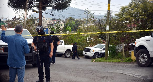 Un megaoperativo causó gran expectativa ,entre los vecinos de la calle andador Acueducto de la colonia Lomas San Roque luego de que elementos de la policía Ministerial y SSP aseguraran un domicilio de esta calle. Hasta el momento  no hay versiones oficiales de lo que encontraron dentro.