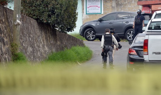 Un megaoperativo causó gran expectativa ,entre los vecinos de la calle andador Acueducto de la colonia Lomas San Roque luego de que elementos de la policía Ministerial y SSP aseguraran un domicilio de esta calle. Hasta el momento  no hay versiones oficiales de lo que encontraron dentro.