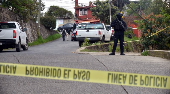 Un megaoperativo causó gran expectativa ,entre los vecinos de la calle andador Acueducto de la colonia Lomas San Roque luego de que elementos de la policía Ministerial y SSP aseguraran un domicilio de esta calle. Hasta el momento  no hay versiones oficiales de lo que encontraron dentro.