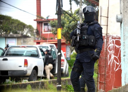 Un megaoperativo causó gran expectativa ,entre los vecinos de la calle andador Acueducto de la colonia Lomas San Roque luego de que elementos de la policía Ministerial y SSP aseguraran un domicilio de esta calle. Hasta el momento  no hay versiones oficiales de lo que encontraron dentro.