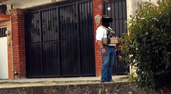 Un megaoperativo causó gran expectativa ,entre los vecinos de la calle andador Acueducto de la colonia Lomas San Roque luego de que elementos de la policía Ministerial y SSP aseguraran un domicilio de esta calle. Hasta el momento  no hay versiones oficiales de lo que encontraron dentro.