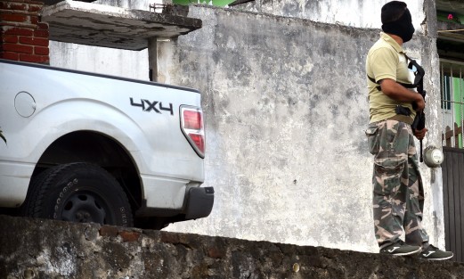 Un megaoperativo causó gran expectativa ,entre los vecinos de la calle andador Acueducto de la colonia Lomas San Roque luego de que elementos de la policía Ministerial y SSP aseguraran un domicilio de esta calle. Hasta el momento  no hay versiones oficiales de lo que encontraron dentro.