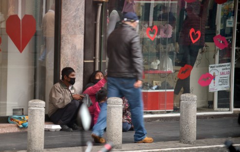 Una familia completa pide monedas en la calle de Enríquez de la ciudad de Xalapa para poder llevar algo de comida a su hogar.  