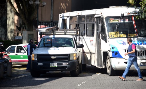Un choque por alcance  complicó por algunos minutos el tránsito de la calle Zaragoza. Un joven que viajaba en un coche BMW le pegó a una camioneta de CFE; por fortuna sólo hubo daños materiales  y mucho tráfico. 
