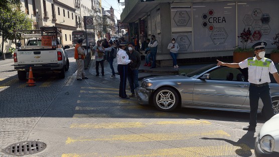 Un choque por alcance  complicó por algunos minutos el tránsito de la calle Zaragoza. Un joven que viajaba en un coche BMW le pegó a una camioneta de CFE; por fortuna sólo hubo daños materiales  y mucho tráfico. 