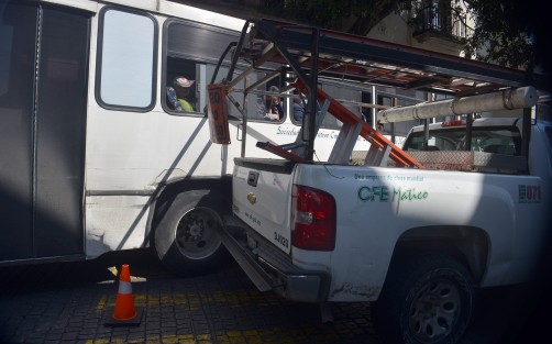 Un choque por alcance  complicó por algunos minutos el tránsito de la calle Zaragoza. Un joven que viajaba en un coche BMW le pegó a una camioneta de CFE; por fortuna sólo hubo daños materiales  y mucho tráfico. 