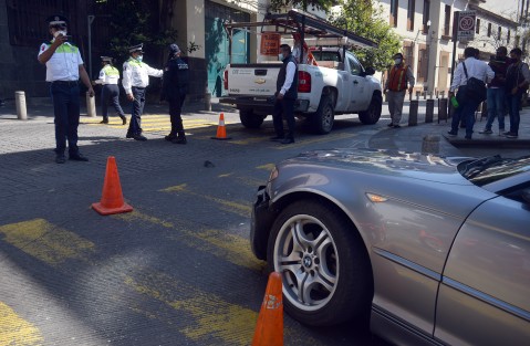 Un choque por alcance  complicó por algunos minutos el tránsito de la calle Zaragoza. Un joven que viajaba en un coche BMW le pegó a una camioneta de CFE; por fortuna sólo hubo daños materiales  y mucho tráfico. 