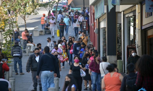 A casi dos años de que los beneficiarios de los programas federales reciben su pago en el banco del bien estar del centro de la ciudad, aún no hay protocolos para evitar la aglomeración de personas, ni por que hay pandemia y las autoridades se cansan de pedir a las personas evitar aglomeraciones. 