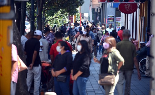 A casi dos años de que los beneficiarios de los programas federales reciben su pago en el banco del bien estar del centro de la ciudad, aún no hay protocolos para evitar la aglomeración de personas, ni por que hay pandemia y las autoridades se cansan de pedir a las personas evitar aglomeraciones. 