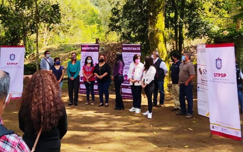 Autoridades de la Secretaría de Trabajo, Previsión Social y Productividad Veracruz, Servicio Nacional del Empleo, diputadas federales y locales  realizaron la clausura oficial del programa apoyo temporal para personas desempleadas a causa de la emergencia sanitaria en las instalaciones del jardín Botánico Francisco Javier Clavijero.  