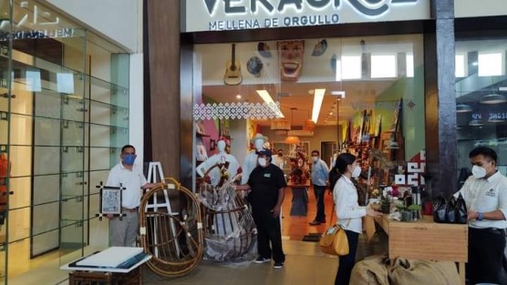 Con el objetivo de promover el sector artesanal y riqueza cultura del Municipio de Teocelo, el Alcalde, Mario Antonio Chama Díaz, encabezó la delegación de la Tierra del Dios Tigre en el Programa Orgullo Veracruzano, transmitido en vivo desde la tienda Veracruz me Llena de Orgullo la tarde de este sábado 27 de febrero.