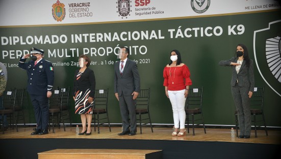 En las instalaciones de la academia de policía de Lencero el gobernador Cuitláhuac García Jiménez en compañía de autoridades legislativas, poder judicial y SSP inauguró el <em>Diplomado Internacional Táctico K9 Perros Multipropósito</em>.