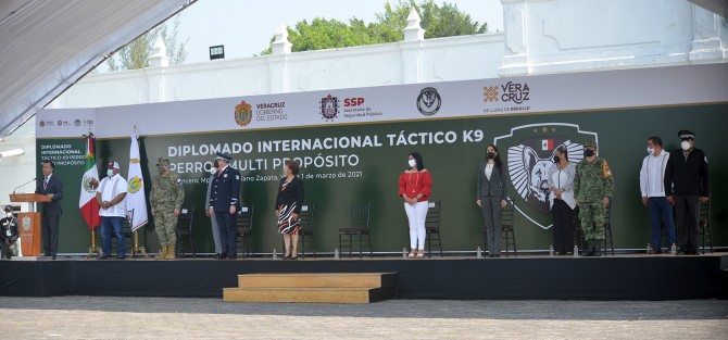 Con la participación de entrenadores y manejadores caninos de corporaciones militares, policiales y de seguridad procedentes de Brasil, Costa Rica, Chile, El Salvador, Guatemala, Ecuador y México, el mandatario estatal, Cuitláhuac García Jiménez inauguró el Diplomado Internacional Táctico K-9 Perros Multipropósito, impartido por la Compañía K-9 de Fuerza Civil. 