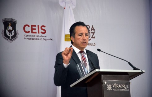 Pese a que Veracruz está ubicado en amarillo del Semáforo Epidemiológico por COVID-19, el gobernador Cuitláhuac García Jiménez exhortó a la población a seguir con las normas sanitarias establecidas por el Sector Salud, a fin de disminuir los contagios. 