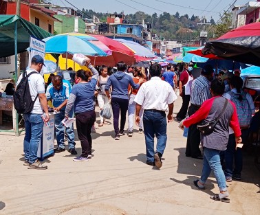 En el mercado sobre ruedas de calle 2 Poniente de la colonia Rafael Hernández Ochoa en Xalapa la mayoría de los asistentes ya no utiliza cubrebocas  y las autoridades municipales brillan por su ausencia.