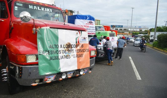 Integrantes de la Alianza Mexicana de Organización de Transportistas (AMOTAC) se manifestó en el bulevar Xalapa-Banderilla para recriminar al Gobierno el aumento en casetas y la inseguridad en carreteras, lo cual no cambia a pesar de que gobierna otro partido.  